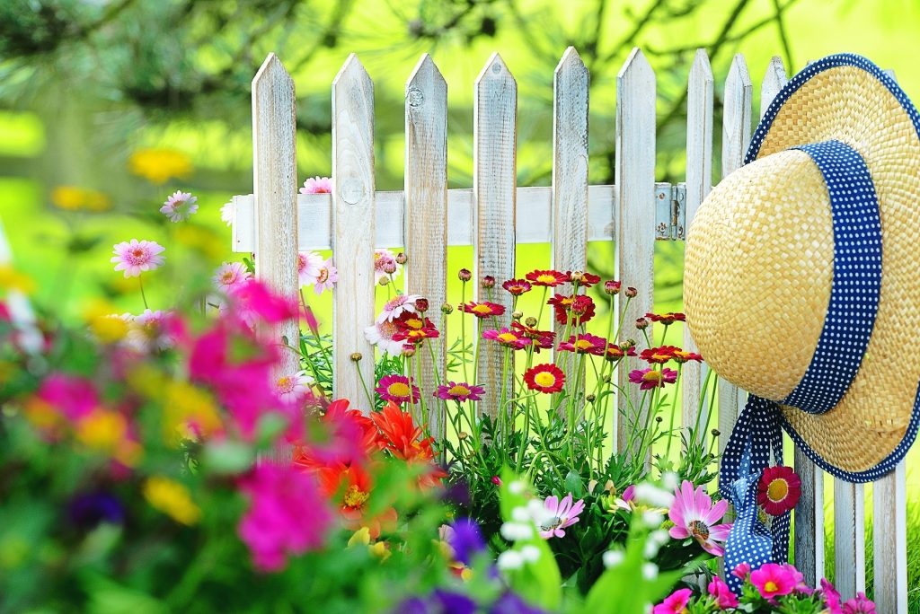 Weißer Zaun - absichtlich nicht ganz deckend gestrichen. Mit den Farbschattierungen, die daraus entstehen, passt er sich wunderbar in einen kunterbunten Garten ein. (#03)