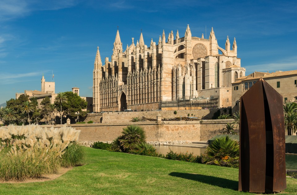 Ziergras ist in vielen europäischen Gärten gerne gesehen. Ziergräser gehören in weiten Teilen Europas zur Tradition, wie hier im Garten an der Kathedrale "La Seu" in Palma de Mallorca. Hier finden die Ziergräser auch ihr "Wohlfühlklima". (#2)