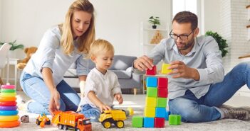 Spiele für drinnen: 71 spannende Ideen für 2 Personen, für Kinder, für alle - wenn es im Garten regnet oder einfach so. (Foto: Shutterstock- Studio Romantic)