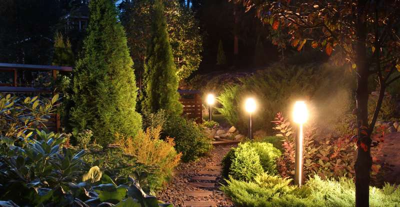 Hilfreich kann zudem eine smarte Gartenbeleuchtung sein, die eben auch das Licht an den Wegen steuert. ( Foto: Adobe Stock-Anterovium )