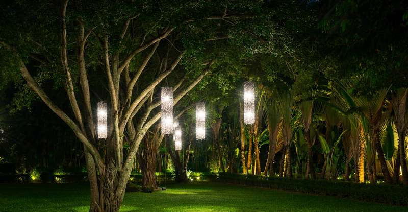 Wer mehr Gemütlichkeit und ein stimmungsvolles Flair im Outdoor-Bereich haben möchte, kann diese über die Beleuchtung von Bäumen und Büschen erreichen. ( Foto: Adobe Stock- topntp1 )