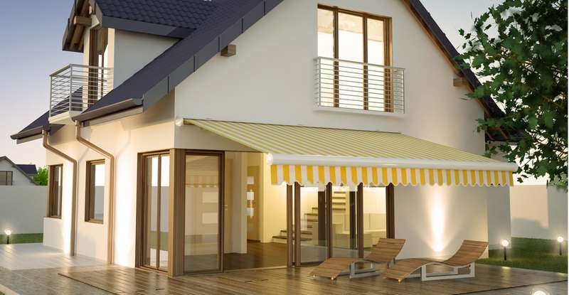 Befindet sich die Terrasse direkt am Haus, kann eine Markise als moderner Sonnenschutz gewählt werden. ( Foto: Adobe Stock- Studio Harmony )