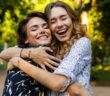 Süßer Text für Freundin: Worte, die zu Herzen gehen (Foto: Adobe Stock- Drobot Dean)_