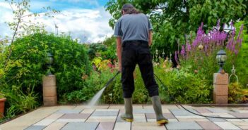 Terrassenplatten reinigen: 5 Hausmittel, die wirklich wirken ( Foto: Adobe Stock - ImagESine )