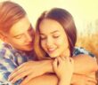 Lang süße Texte für Mädchen: die erste Liebe (Foto: Adobe Stock- Subbotina Anna)