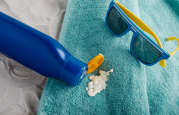 Um im Sommer Sonnencreme und andere Flecken entfernen zu können, ist nicht das geballte Wissen erfahrener Hausfrauen nötig. ( Foto: Adobe Stock-HalynaRom)