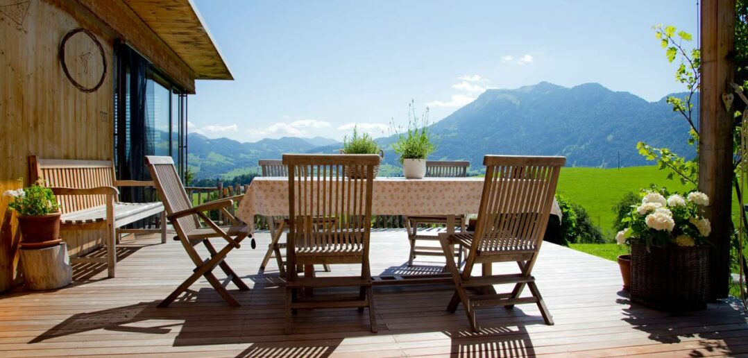 Premium Teak Gartenmöbel: Ideale Begleiter für die Gartensaison ( Foto: Adobe Stock-monropic)