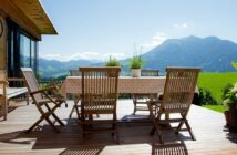 Premium Teak Gartenmöbel: Ideale Begleiter für die Gartensaison ( Foto: Adobe Stock-monropic)