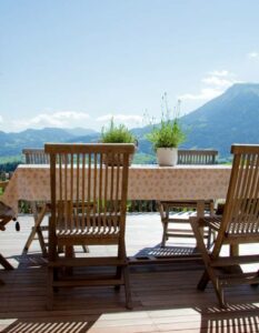 Premium Teak Gartenmöbel: Ideale Begleiter für die Gartensaison ( Foto: Adobe Stock-monropic)