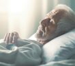 Die letzten 48 Stunden vor dem Tod: Anzeichen, Phasen und welcher Sinn zuletzt schwindet. (Foto: Adobe Stock - 616265043 masyastadnikova)