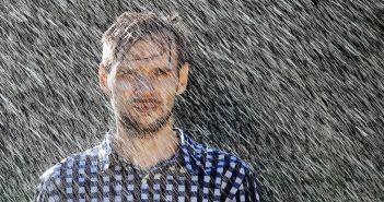 Regenwasser auf der Kopfhaut reduziert Schädigungen bei (Foto: AdobeStock - NataliAlba 223765876)