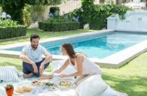 Vom Traum zum eigenen Pool: Tipps zum Planen und Gestalten des eigenen Pools im Garten (Foto: AdobeStock - 357290239 Chris RyanKOTO)