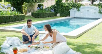 Vom Traum zum eigenen Pool: Tipps zum Planen und Gestalten des eigenen Pools im Garten (Foto: AdobeStock - 357290239 Chris RyanKOTO)