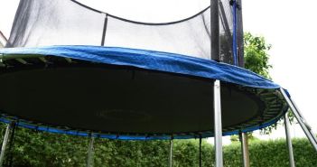 Standort und Untergrund entscheidend: Sicherheitshinweise für Trampolin-Kauf Die ideale Trampolinauswahl für sicheren Familienspaß im (Foto: Conny Kurz)