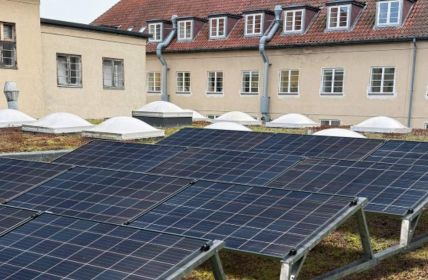 Werkzeuglose TRITON flora Lösung fixiert PV-Module sicher ohne (Foto: T.Werk GmbH)