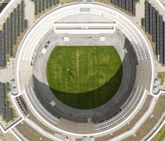 Bertha-Benz-Schule Sigmaringen.Das Solargr&uuml;ndach von Optigr&uuml;n (Foto: Roland Halbe Fotografie)