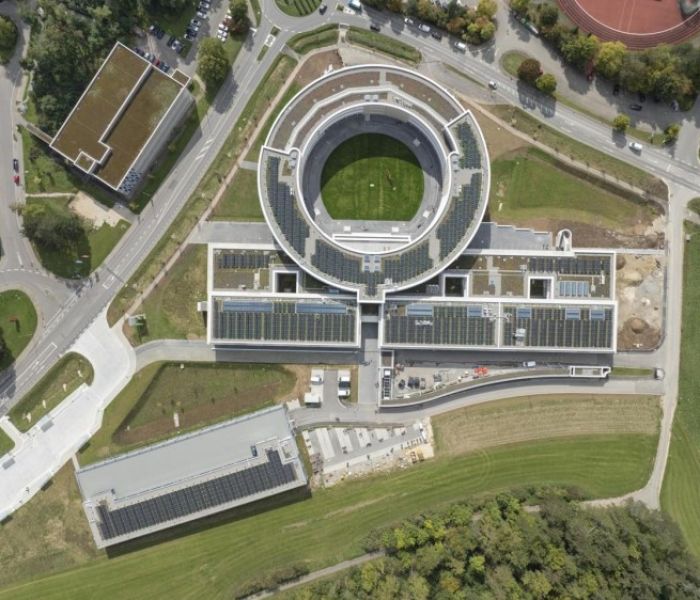 Bertha-Benz-Schule Sigmaringen.Das Solargr&uuml;ndach von Optigr&uuml;n (Foto: Roland Halbe Fotografie)