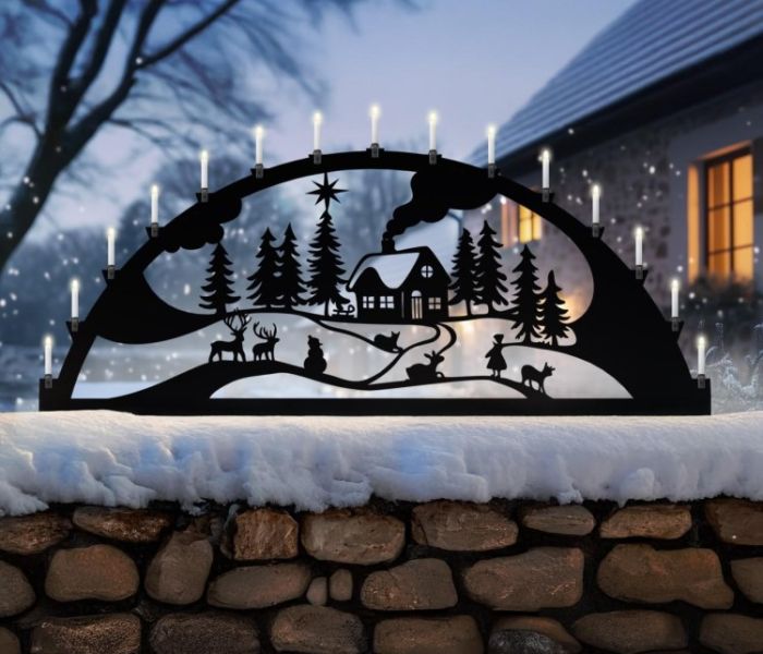 So kann ein Schwibbogen auf einer Gartenmauer aussehen. Der Schnee (Foto: Max Knobloch Nachf. GmbH)