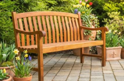 Grau gewordene Teakbänke reinigen und ölen für nachhaltigen (Foto: OLI-NATURA Öle & Wachse)