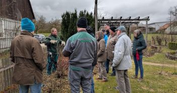 Rembold erläutert praxisorientiert Rosenschnitt und Düngestrategien im Kreislehrgarten (Foto: Sophia Och, LRA Donau-Ries)